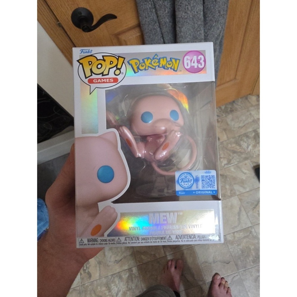 Funko Pop! Vinyl: Pokémon - Mew (Pearlescent) - Pokemon Center (Exclusive) #643 - Picture 6 of 6